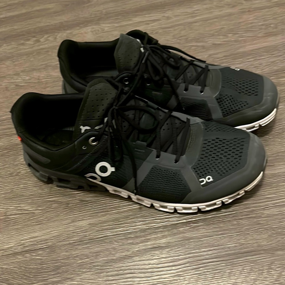On Running shoes men’s size 9.5